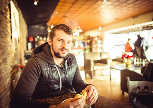 a man enjoying dinner without food allergies